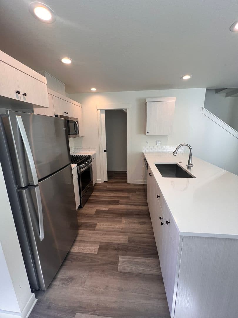 Bend Townhome: 2300 NE Holliday Ave