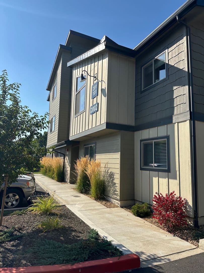Redmond Apartment: 2000 SW Salmon Ave