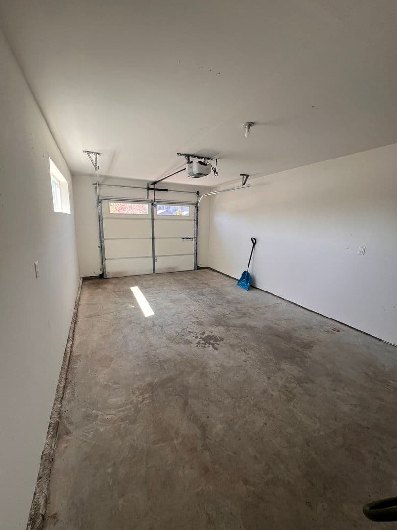 Bend Townhome: 2300 NE Holliday Ave
