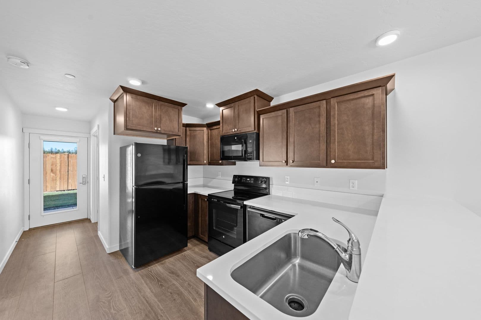 Sisters Apartment: 615 N Reed Street