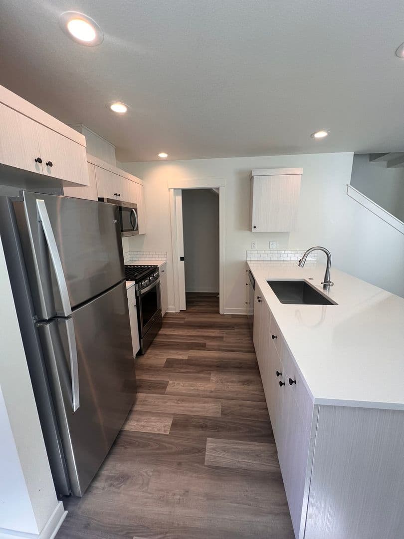 Bend Townhome: 2300 NE Holliday Ave