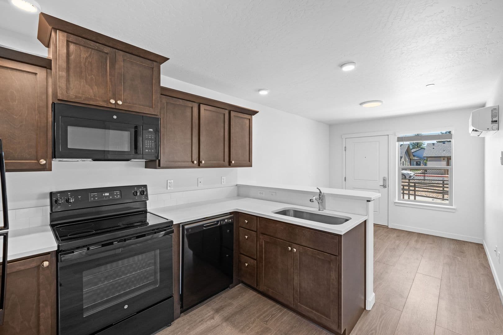 Sisters Apartment: 615 N Reed Street