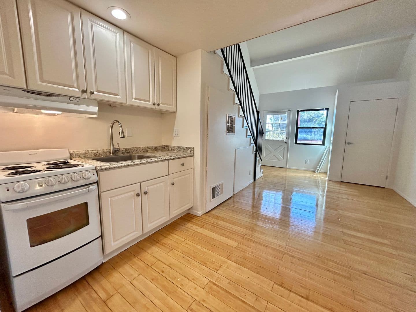 Santa Barbara Apartment: 4390 Calle Real