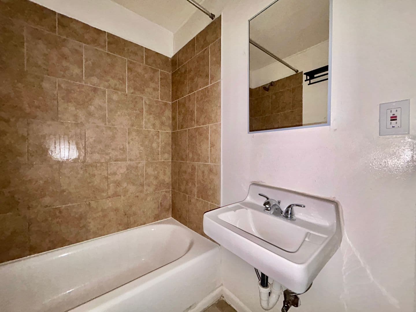Santa Paula Apartment: 208 E. Santa Barbara Street