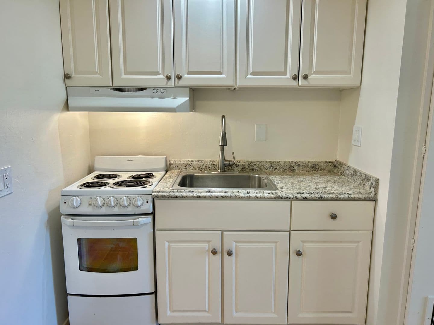 Santa Barbara Apartment: 4390 Calle Real