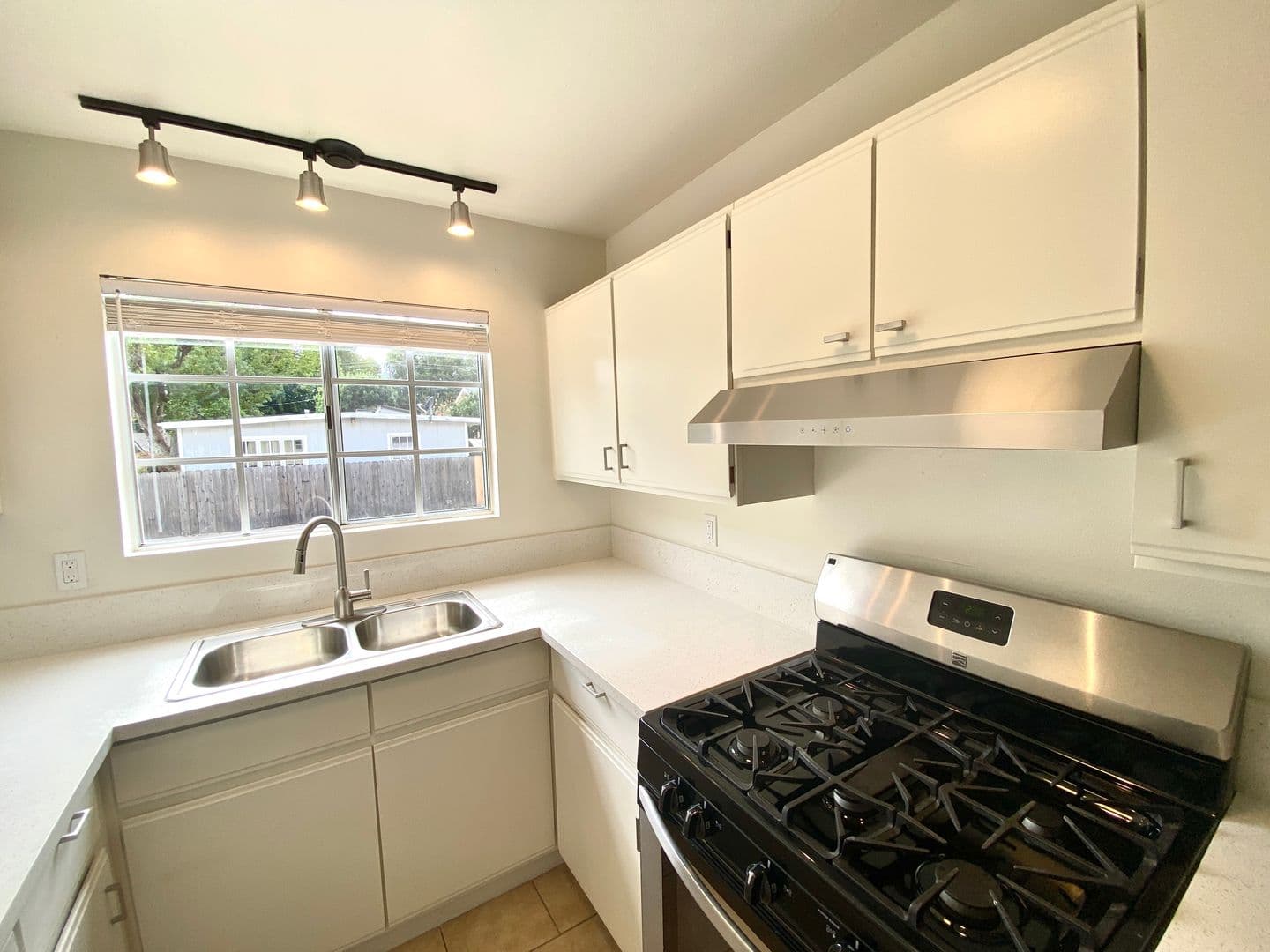 Santa Barbara Apartment: 2515, 2517 & 2519 Orella Street