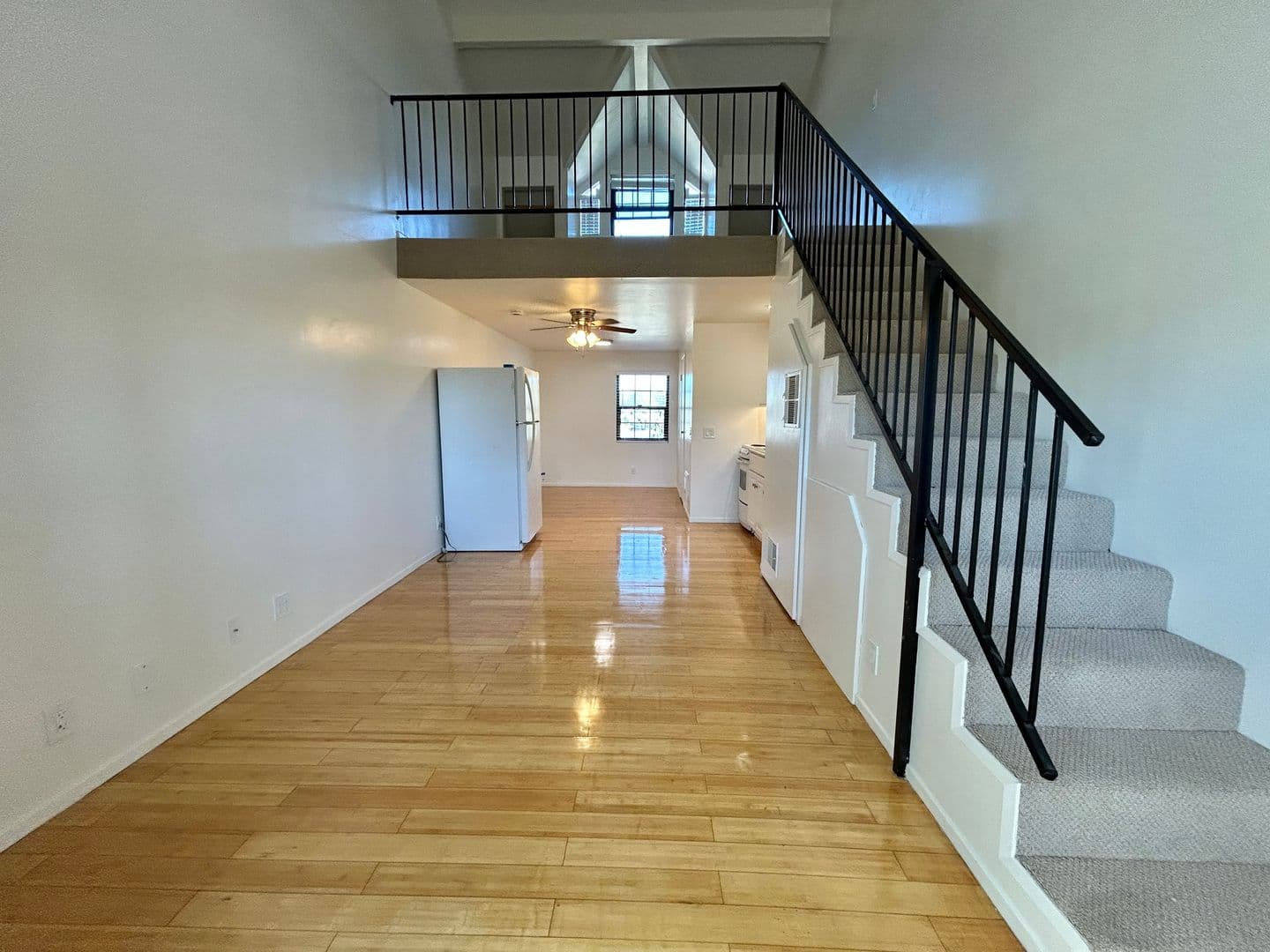 Santa Barbara Apartment: 4390 Calle Real