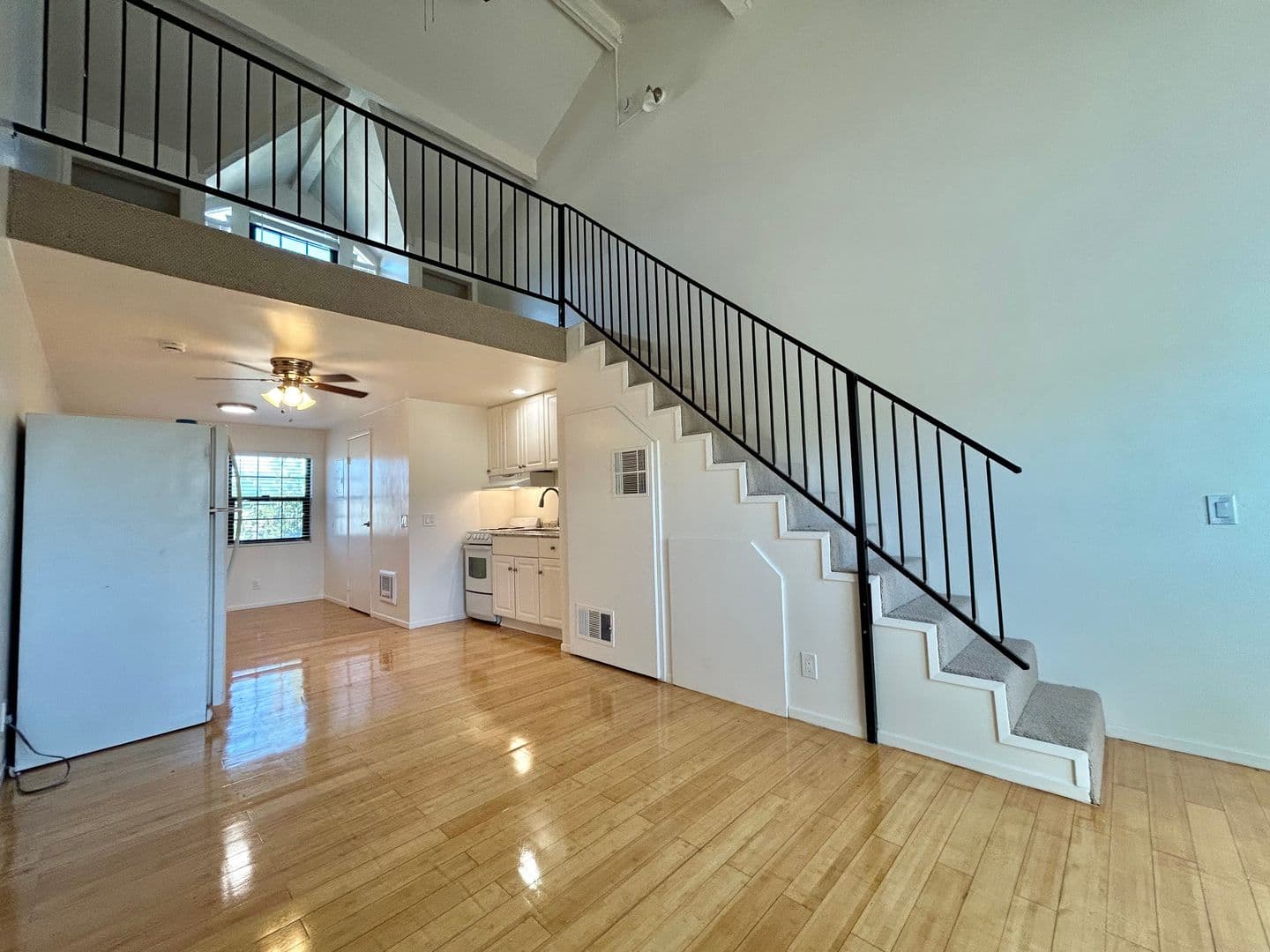 Santa Barbara Apartment: 4390 Calle Real