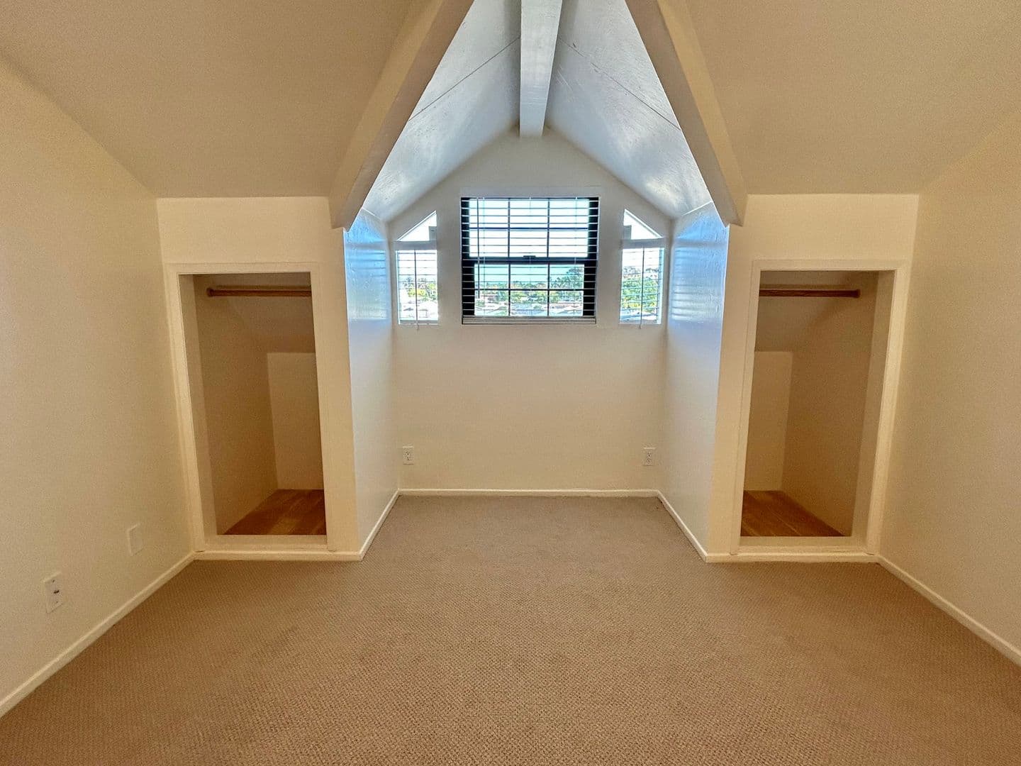 Santa Barbara Apartment: 4390 Calle Real