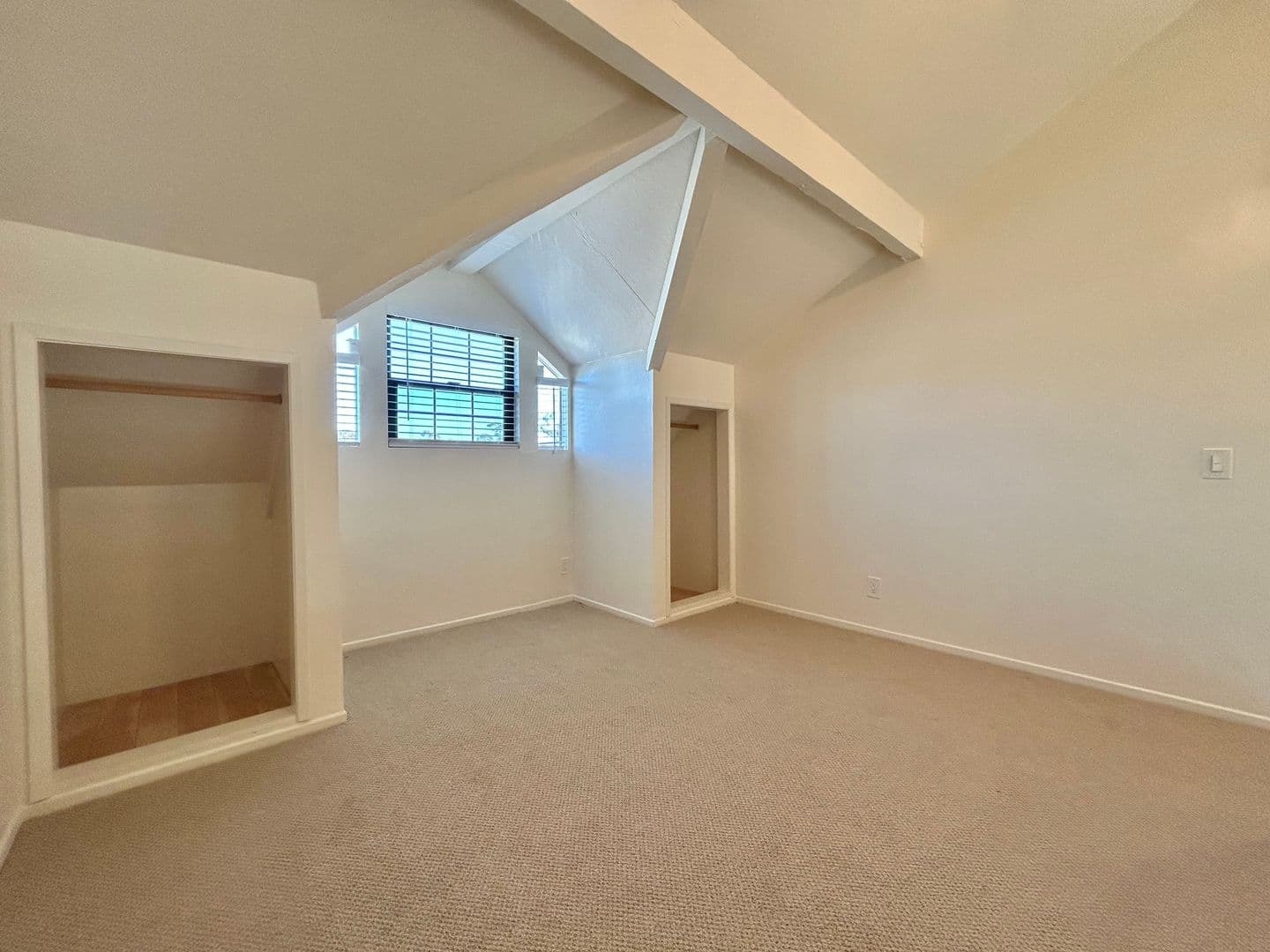 Santa Barbara Apartment: 4390 Calle Real