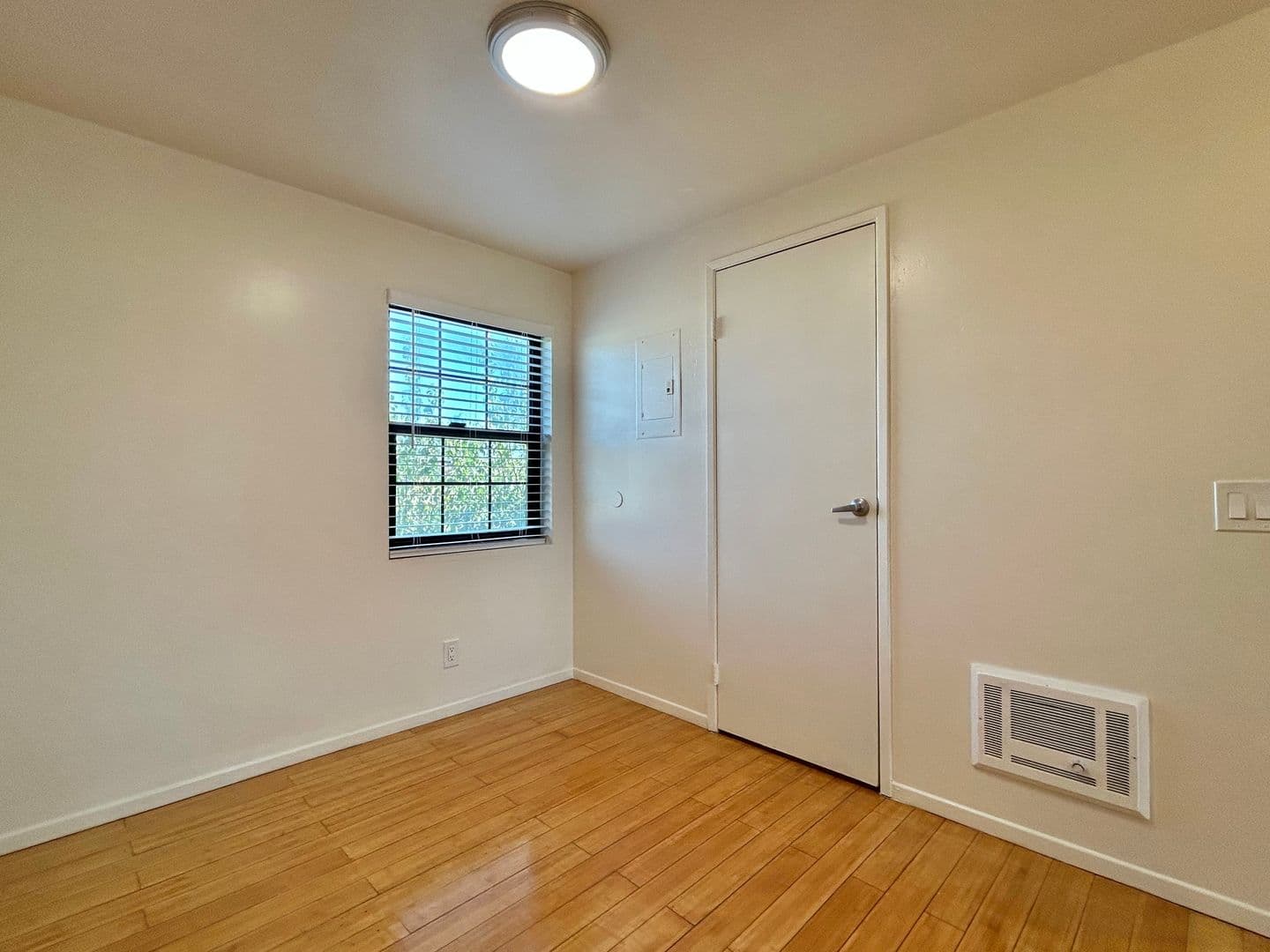 Santa Barbara Apartment: 4390 Calle Real