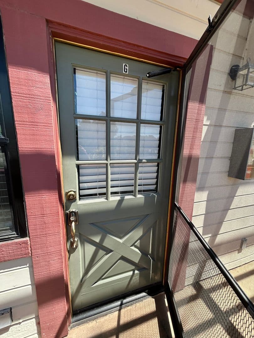 Santa Barbara Apartment: 4390 Calle Real