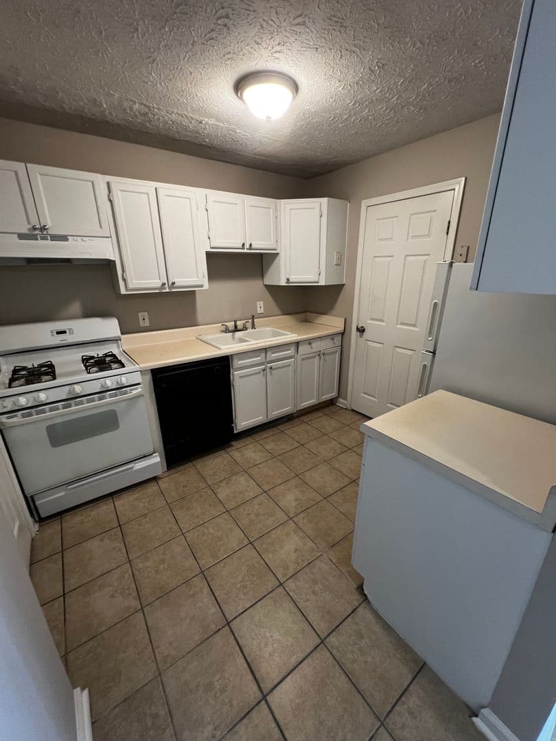Austell Townhome: 2708 Greystone Ct