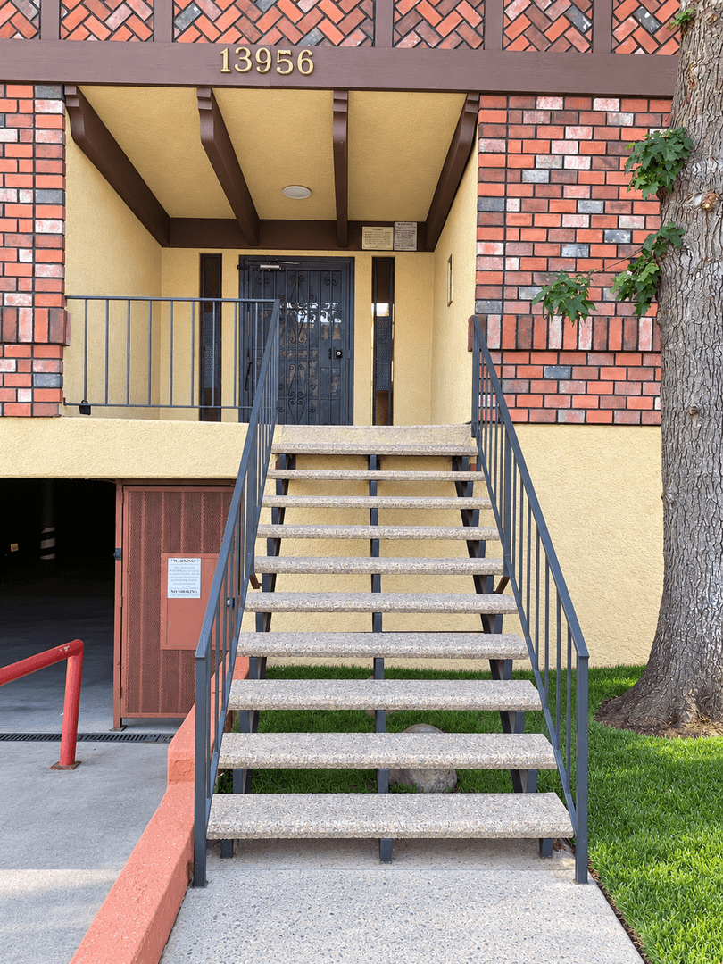 Valley Glen Apartment: 13956 Vanowen St