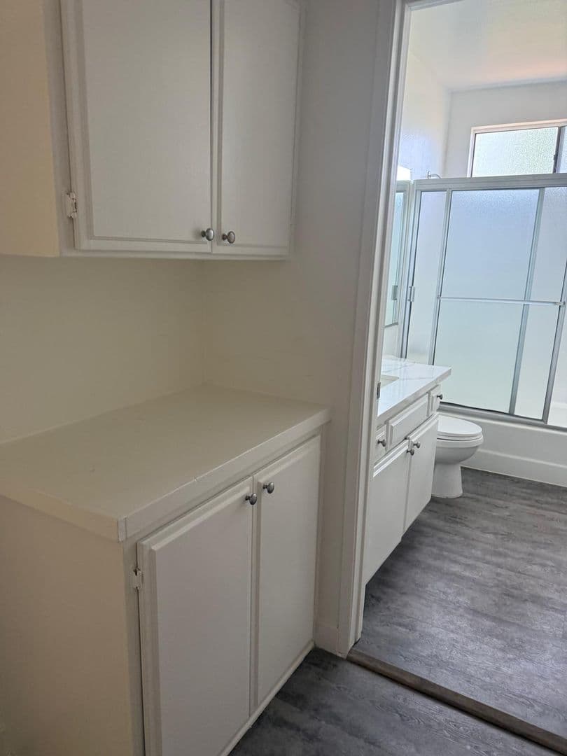 Valley Glen Apartment: 13956 Vanowen St