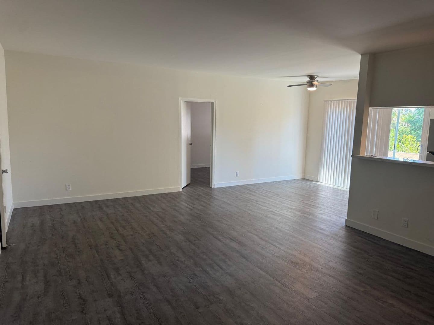 Valley Glen Apartment: 13956 Vanowen St