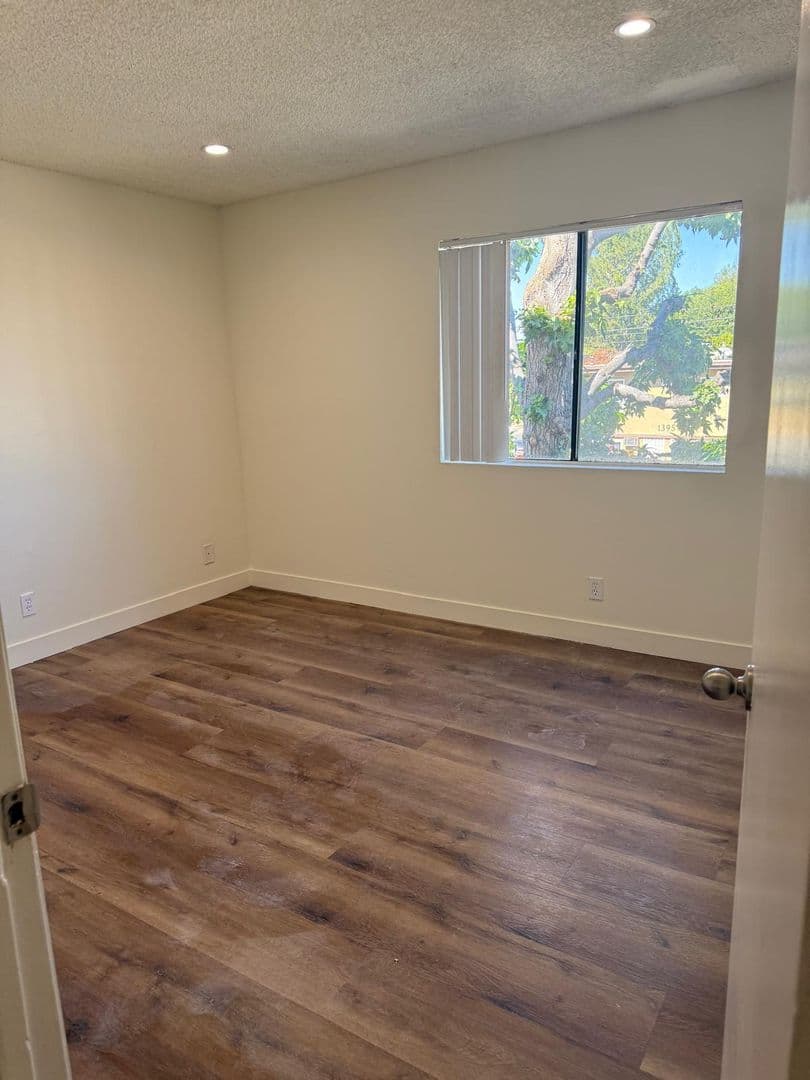 Valley Glen Apartment: 13956 Vanowen St