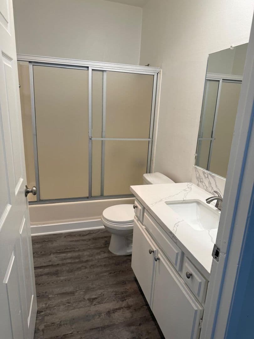 Valley Glen Apartment: 13956 Vanowen St