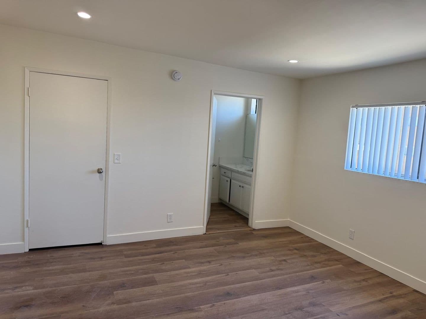 Valley Glen Apartment: 13956 Vanowen St