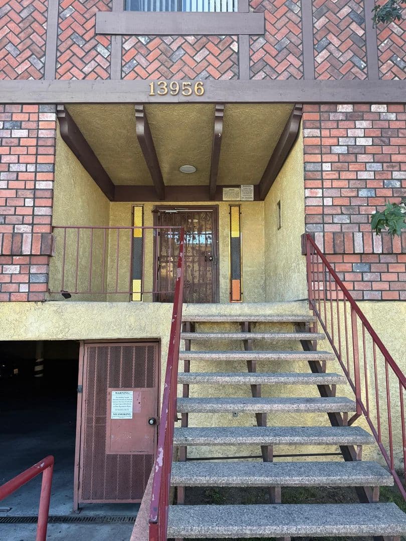 Valley Glen Apartment: 13956 Vanowen St