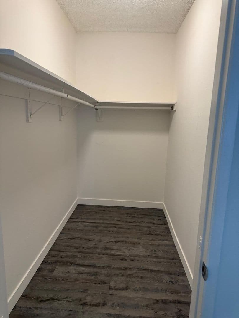 Valley Glen Apartment: 13956 Vanowen St