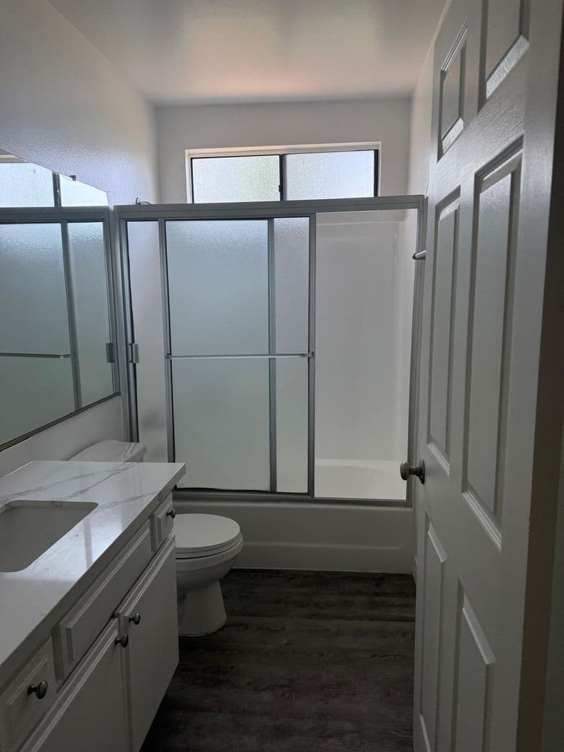 Valley Glen Apartment: 13956 Vanowen St