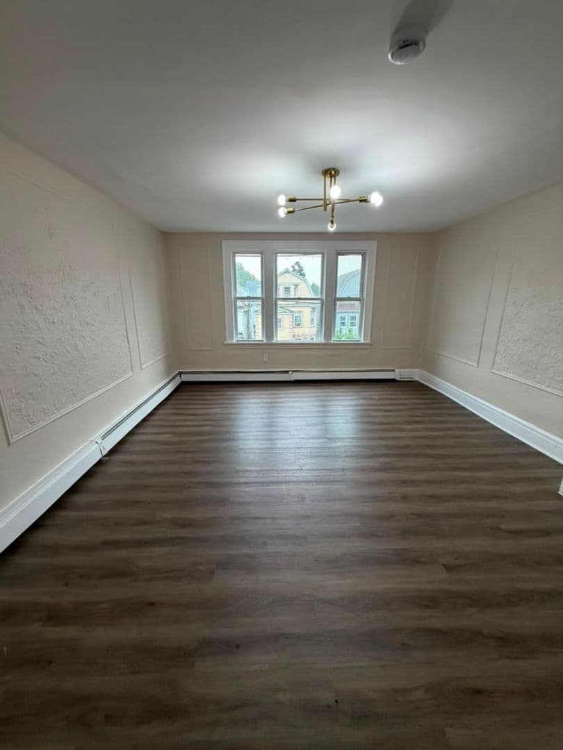 Newark Apartment: 224 N 9th St