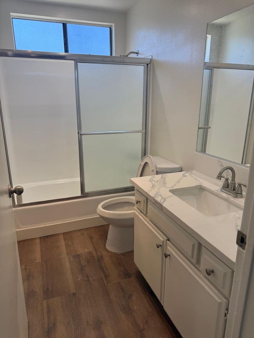 Valley Glen Apartment: 13956 Vanowen St