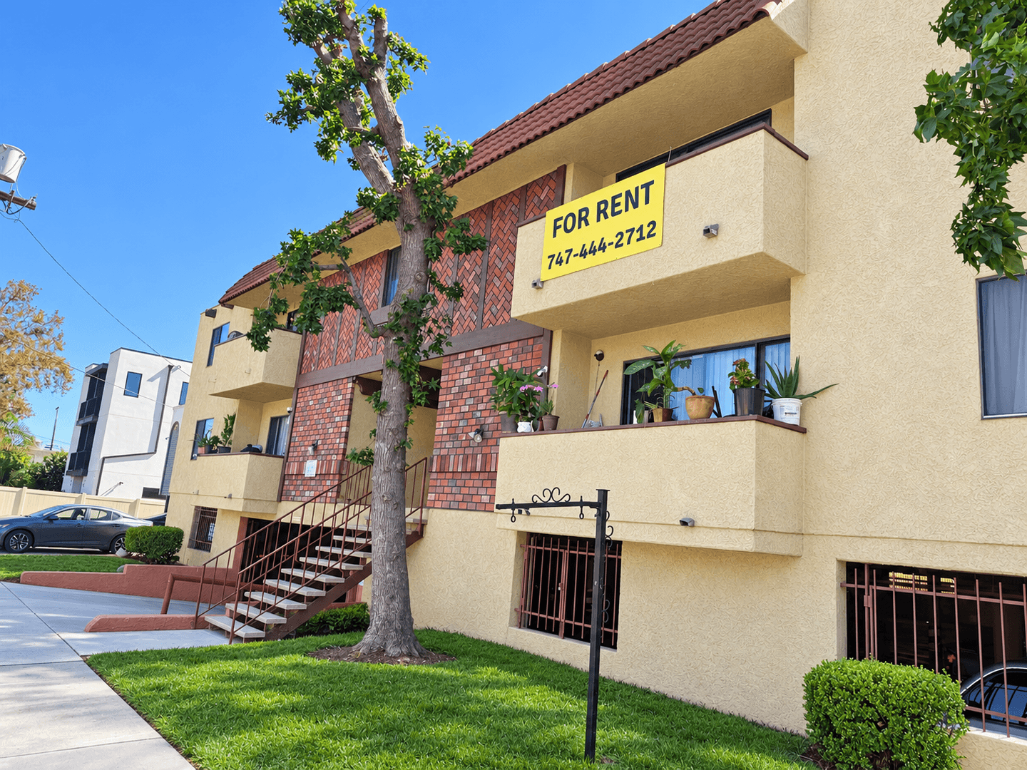 Valley Glen Apartment: 13956 Vanowen St