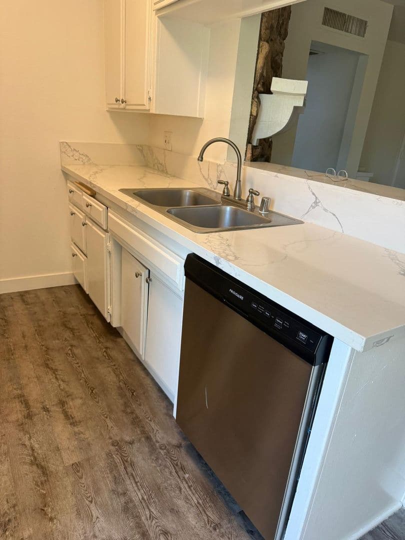 Valley Glen Apartment: 13956 Vanowen St