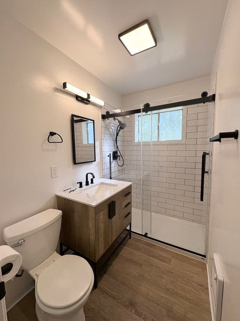 Bishop Apartment: 459 Clarke St.
