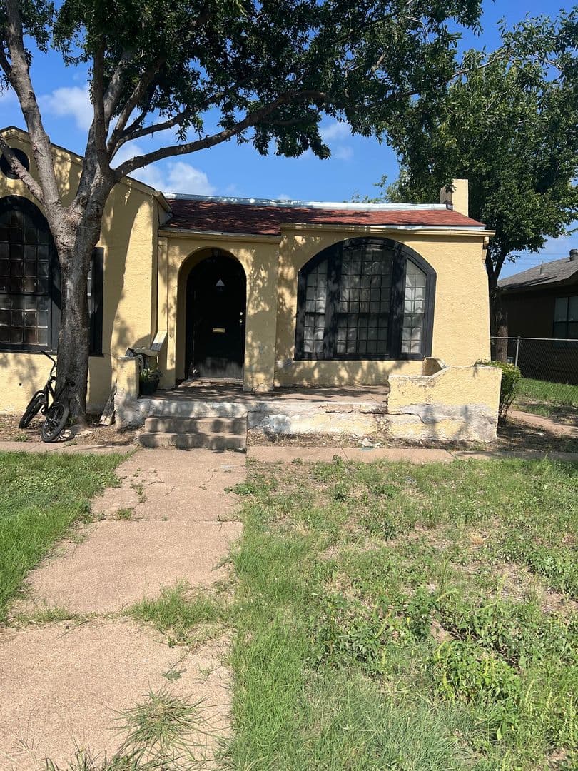 Abilene House: 882 Hickory St.-  North