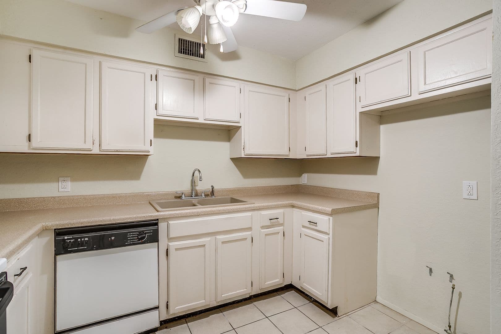White Settlement House: 127 Allencrest Dr