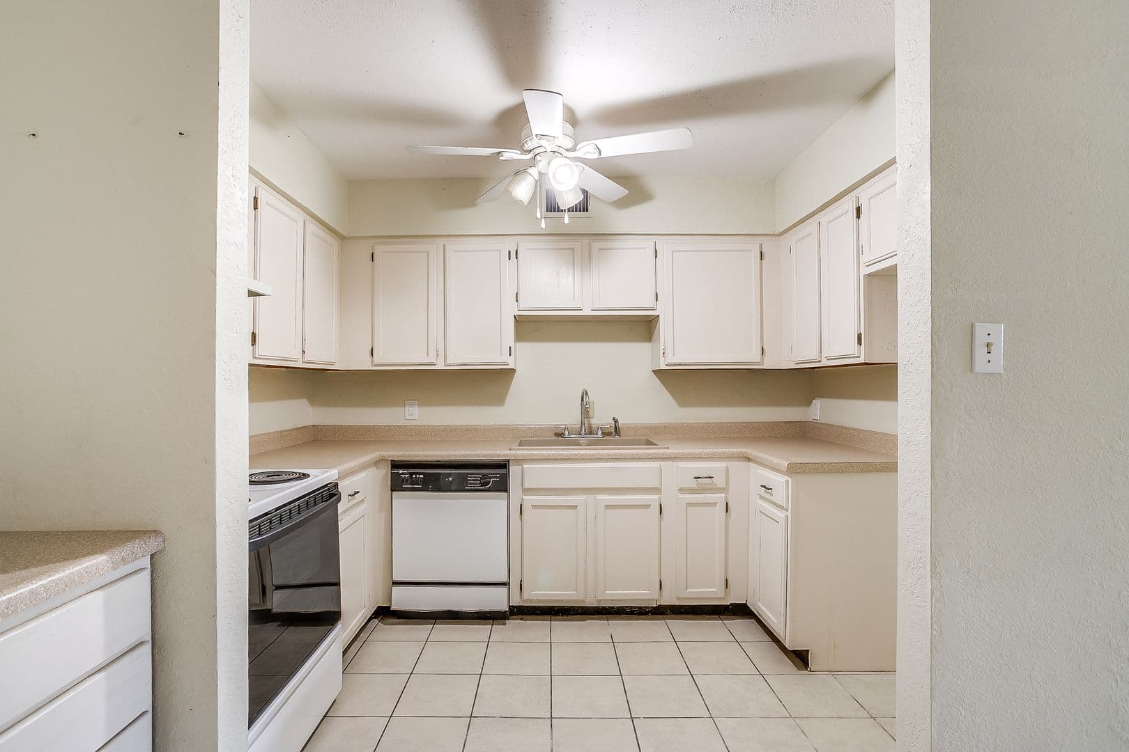 White Settlement House: 127 Allencrest Dr