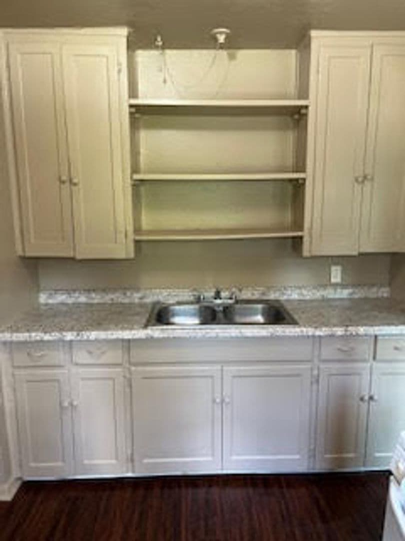 Fort Worth House: 2704 W Bewick St