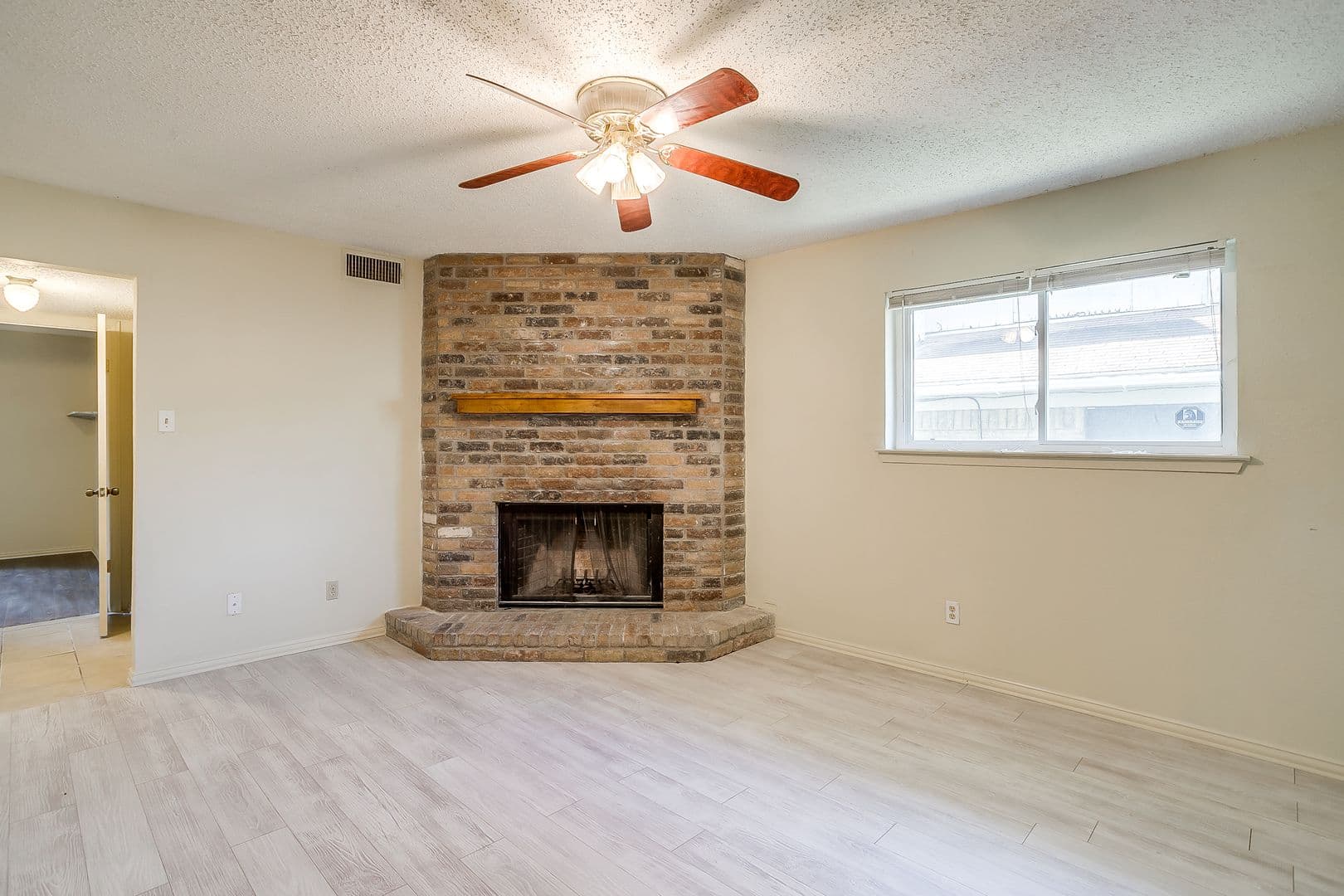 White Settlement House: 127 Allencrest Dr
