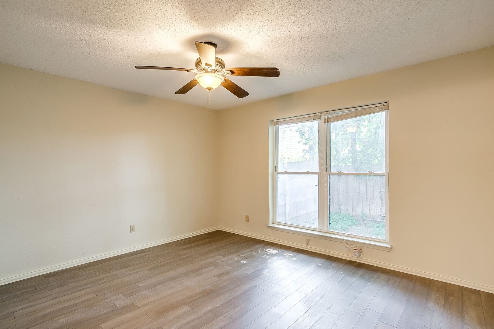 White Settlement House: 127 Allencrest Dr
