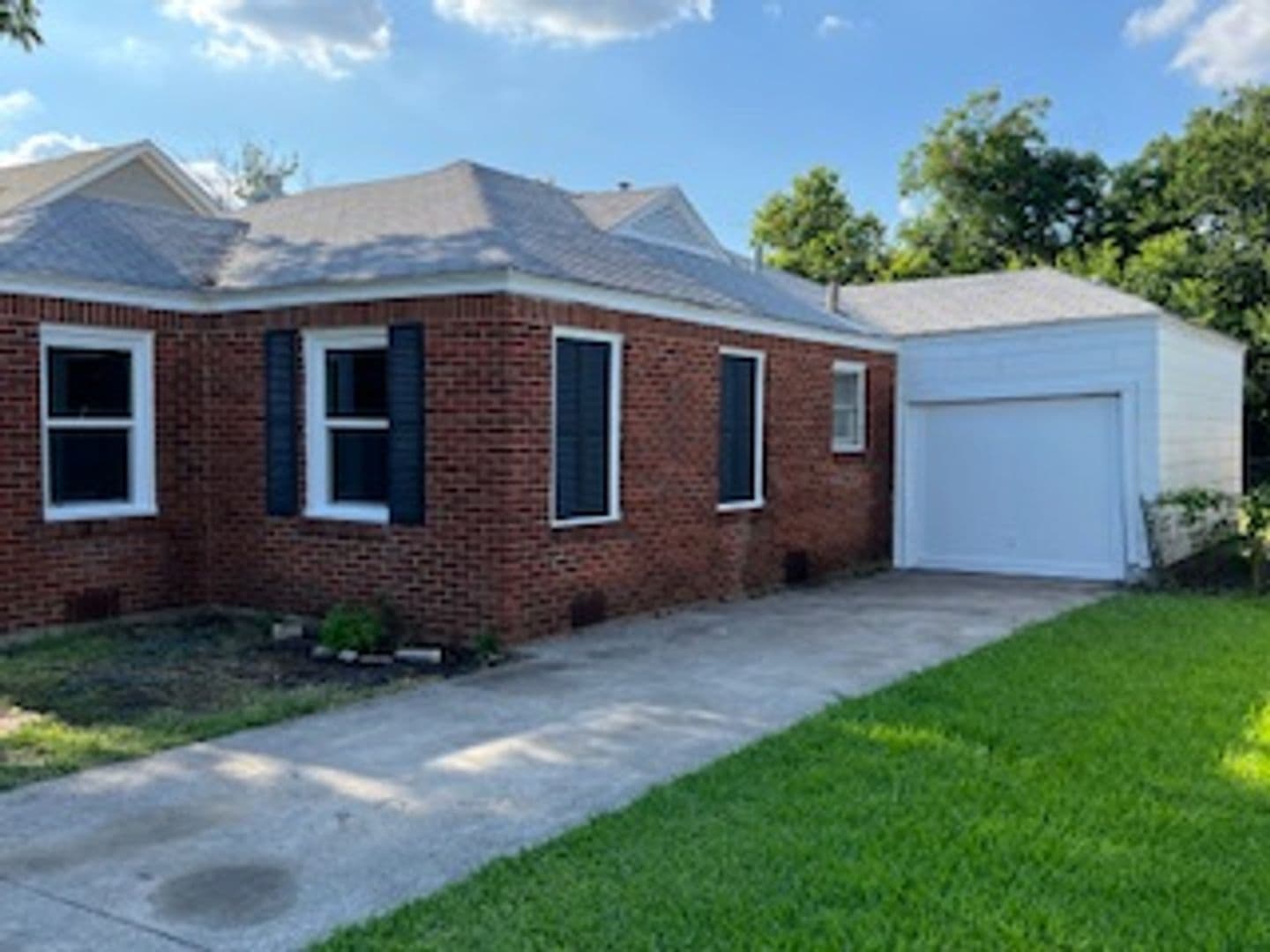 Fort Worth House: 2704 W Bewick St