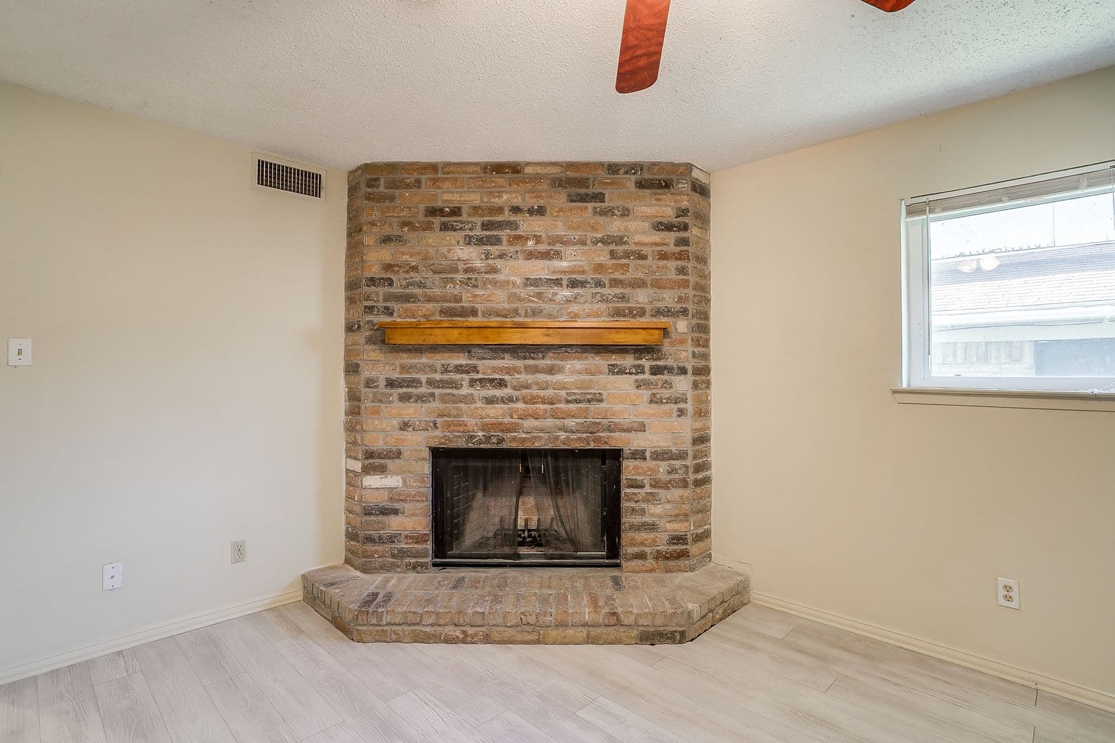 White Settlement House: 127 Allencrest Dr