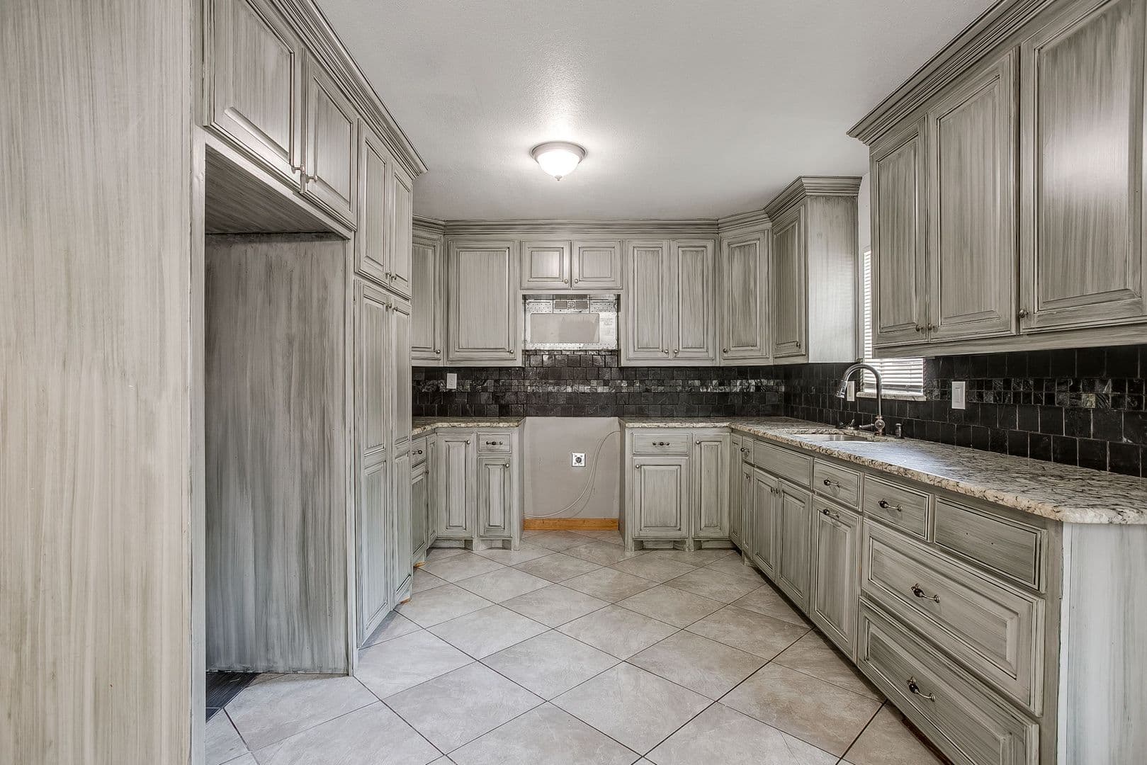 Fort Worth House: 3732 E 1st St