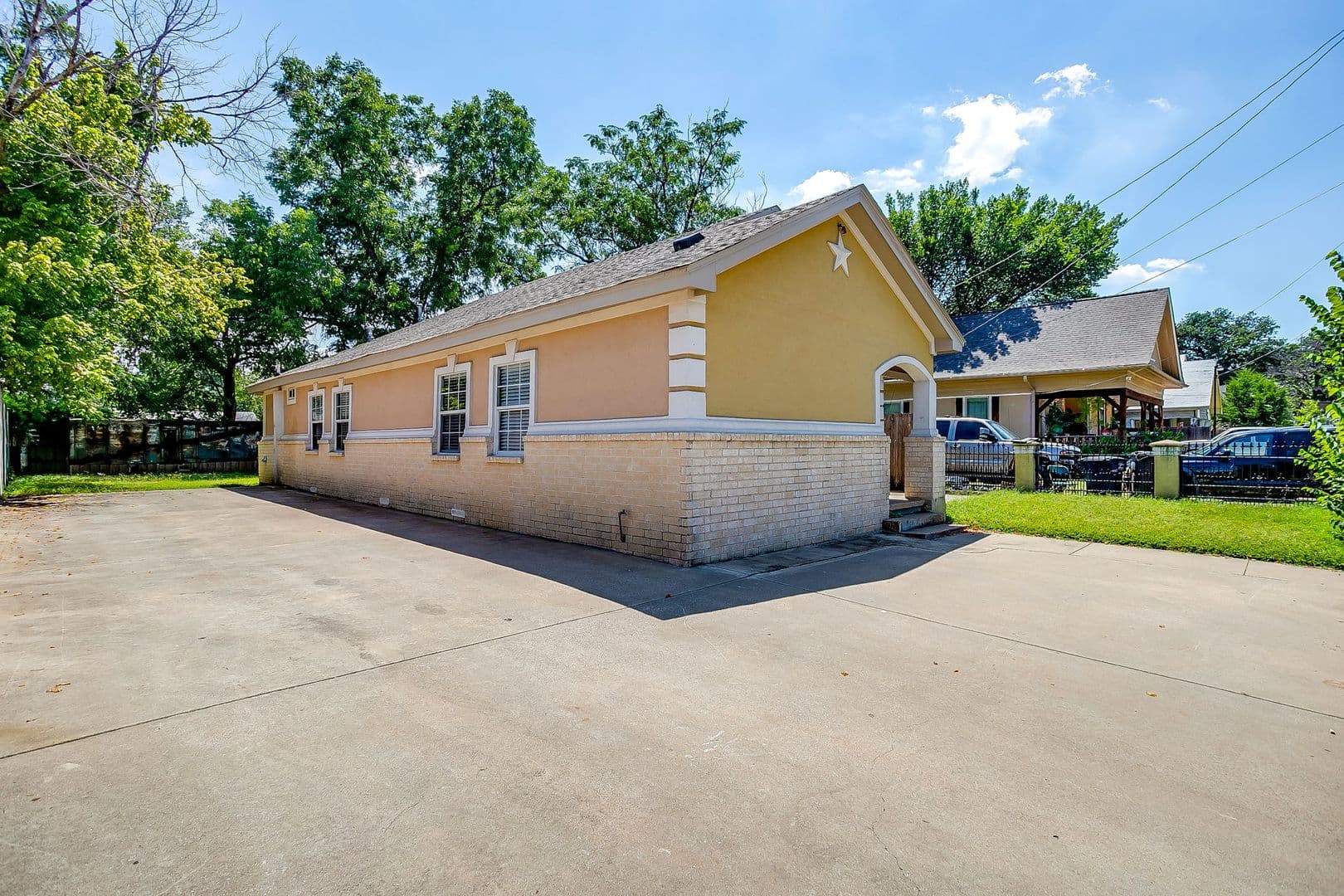 Fort Worth House: 3732 E 1st St