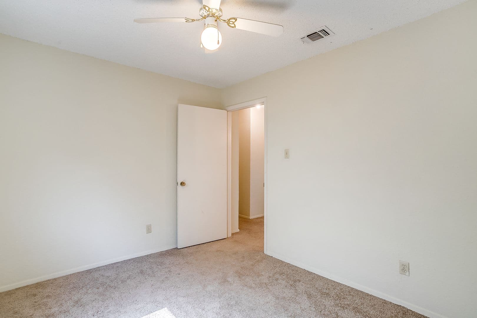 White Settlement House: 127 Allencrest Dr