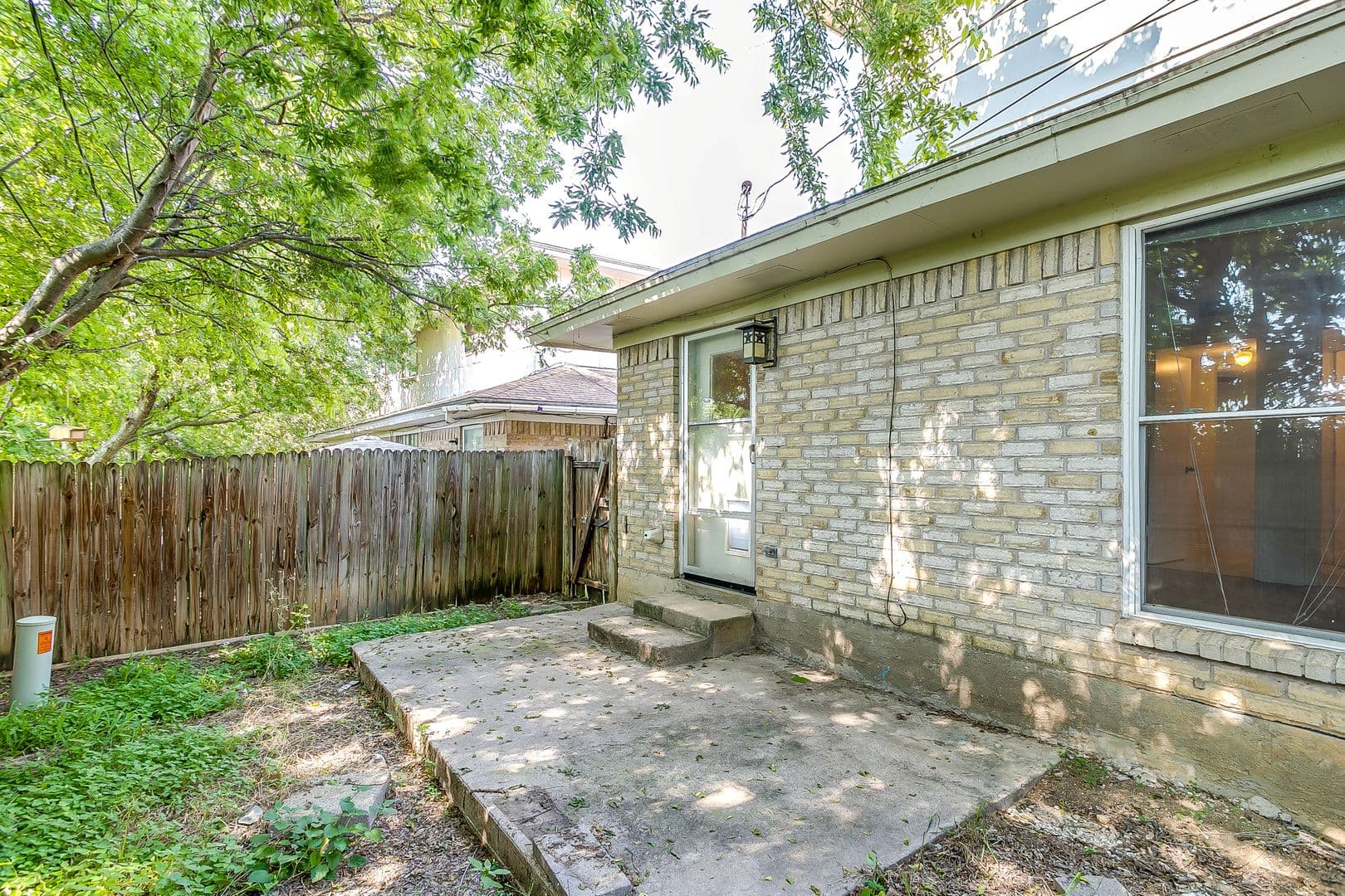 White Settlement House: 127 Allencrest Dr