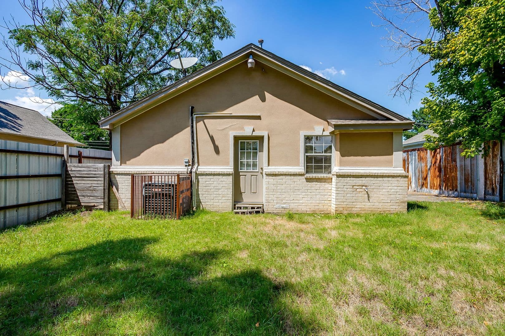 Fort Worth House: 3732 E 1st St