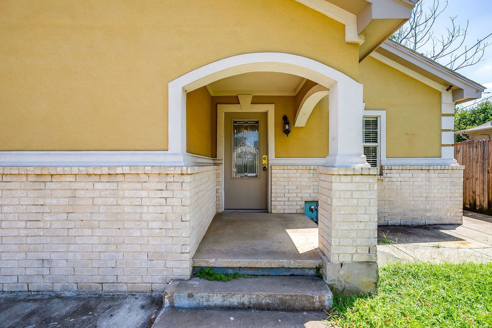 Fort Worth House: 3732 E 1st St
