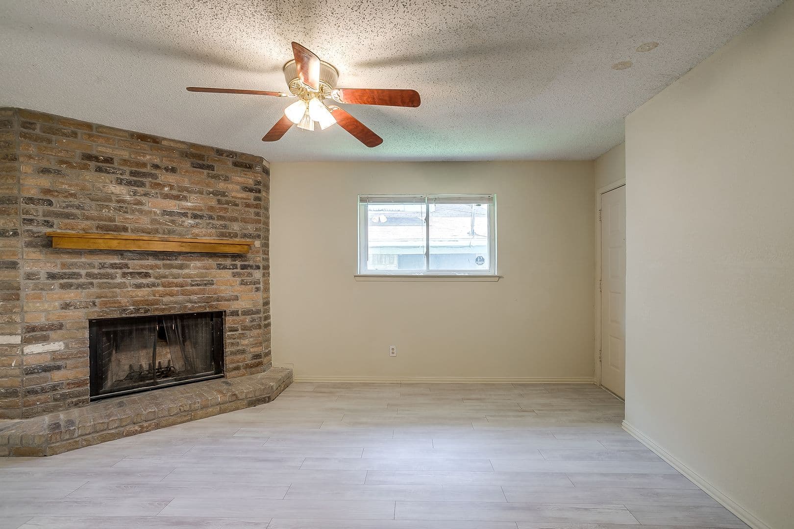 White Settlement House: 127 Allencrest Dr