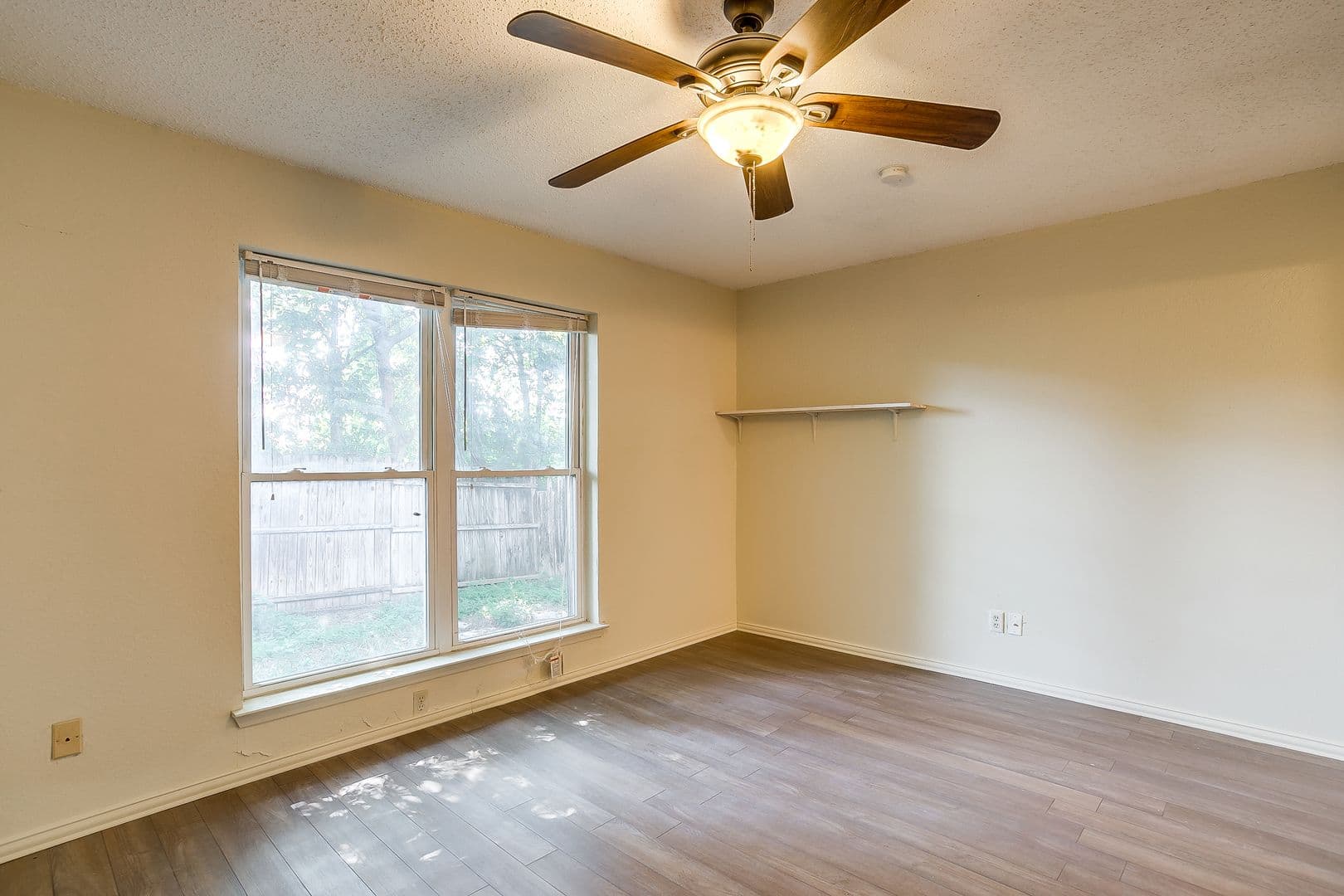 White Settlement House: 127 Allencrest Dr