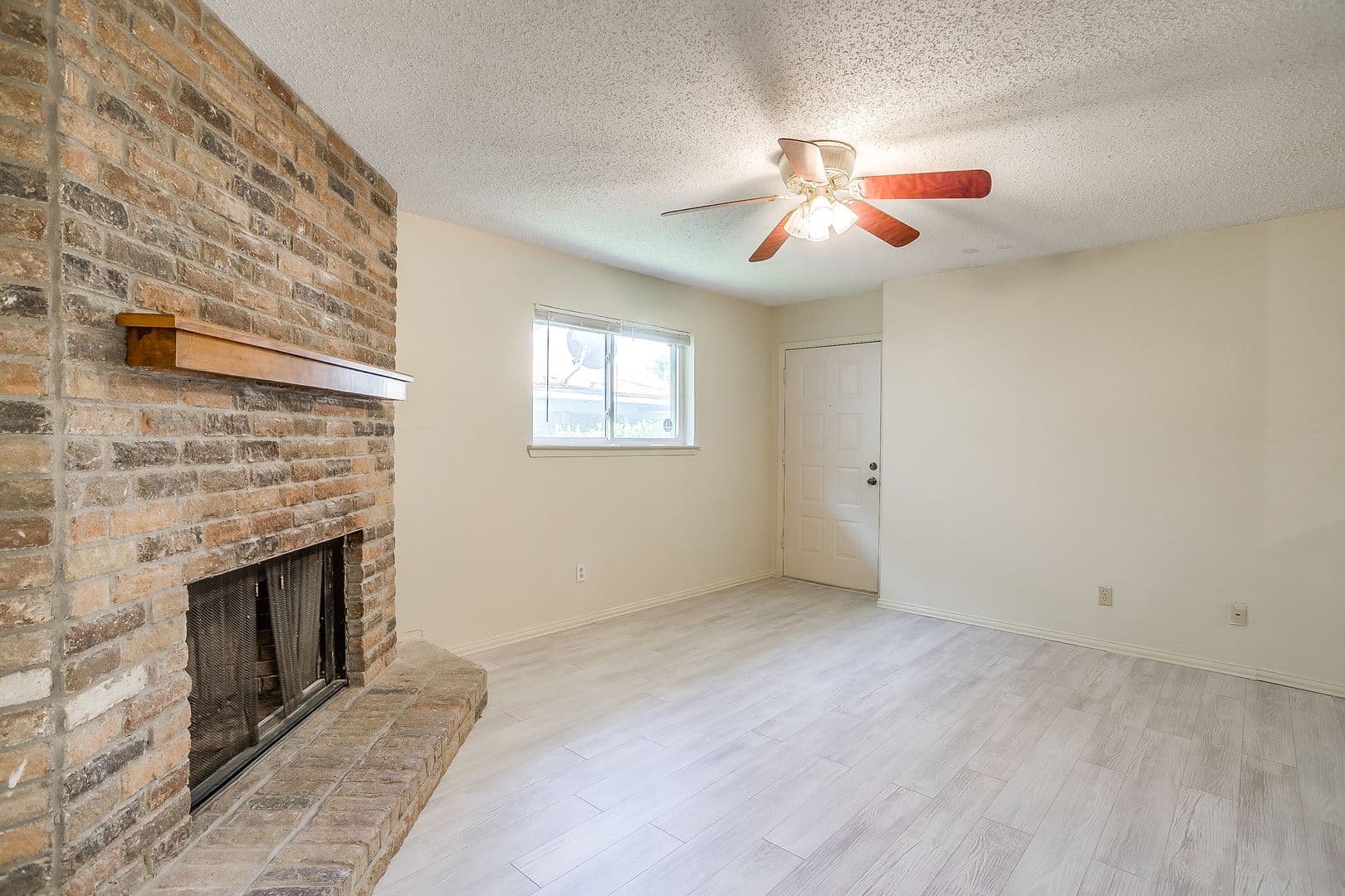White Settlement House: 127 Allencrest Dr