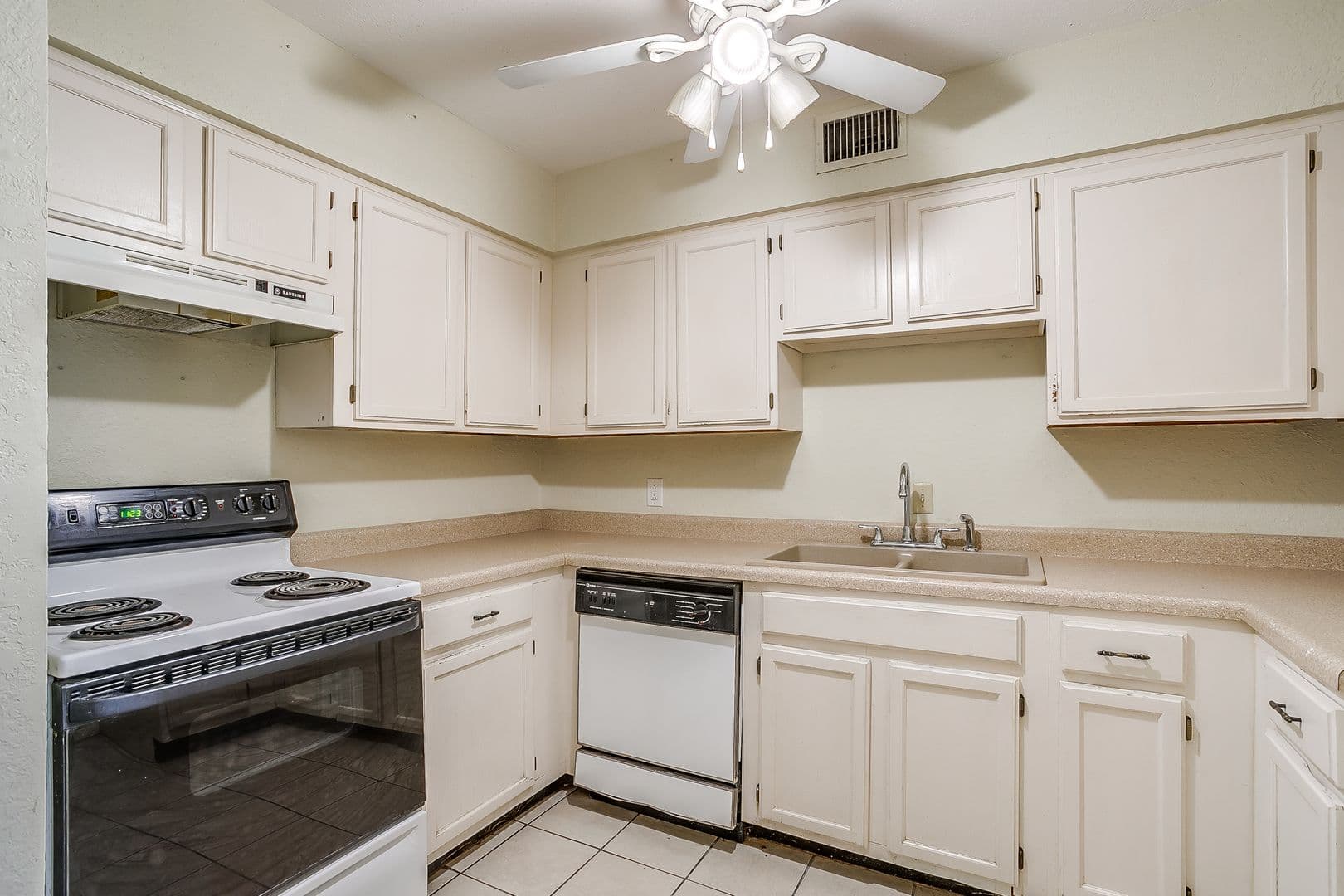 White Settlement House: 127 Allencrest Dr
