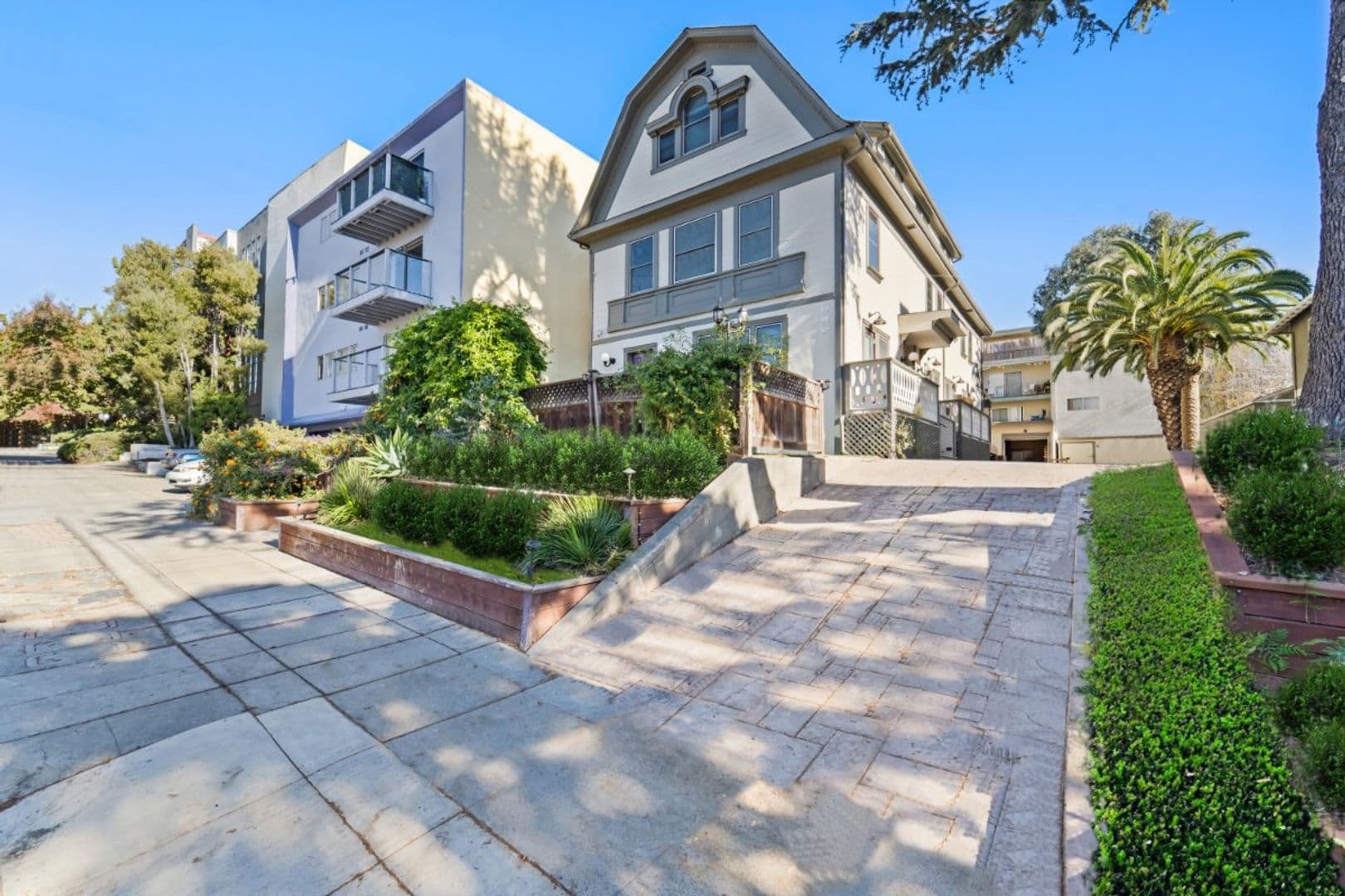 Oakland Townhome: 386 Euclid Ave